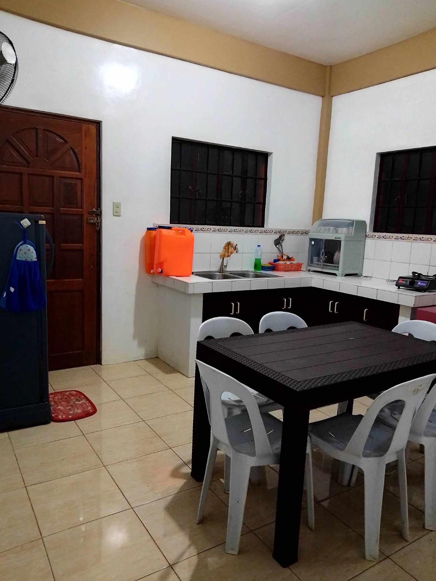 Estrelle Orange House - Backpackers Hub Lejlighed Puerto Princesa Eksteriør billede